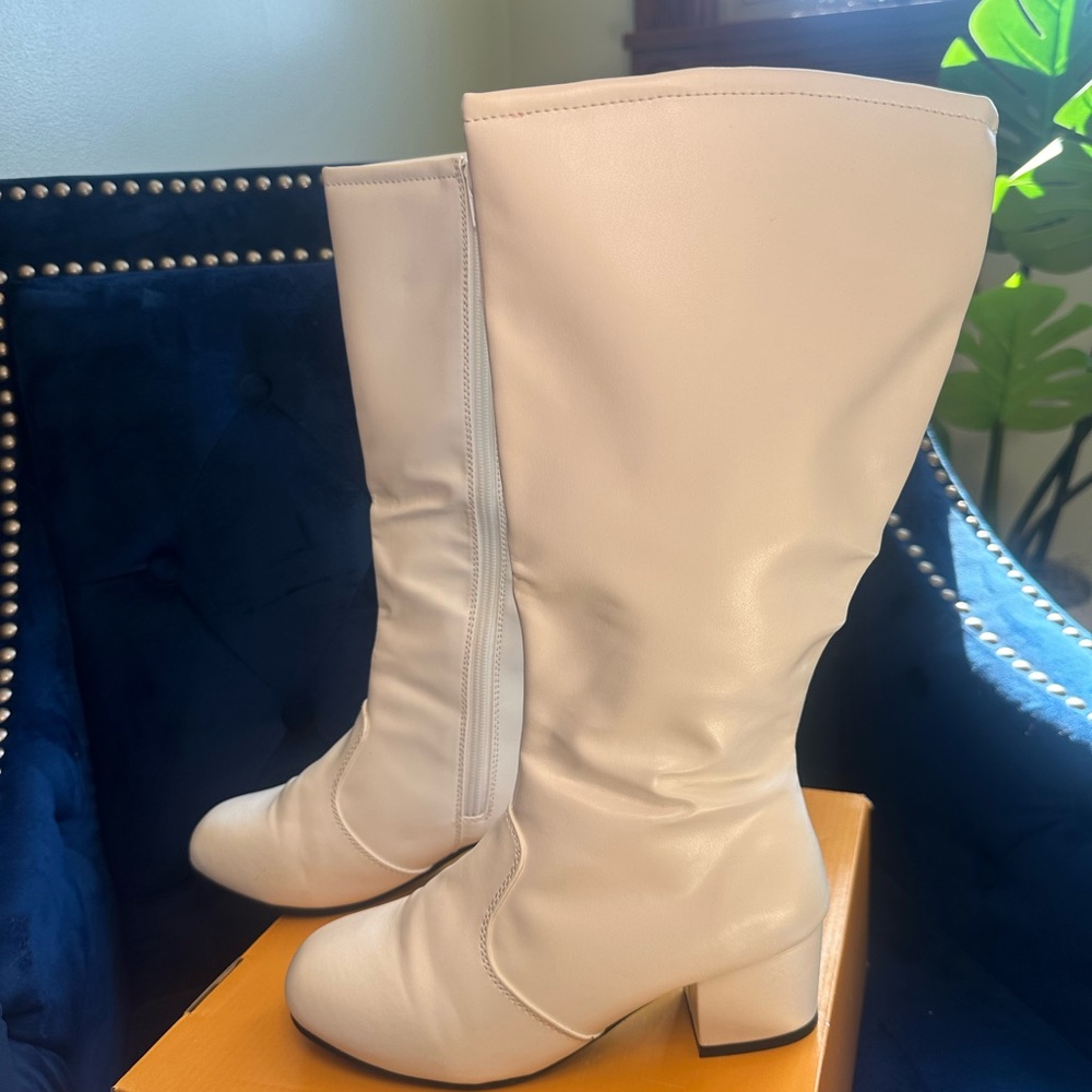 Nancy matte white boots. Majorettes. Go-go. Women’s size 5 medium. Like new.